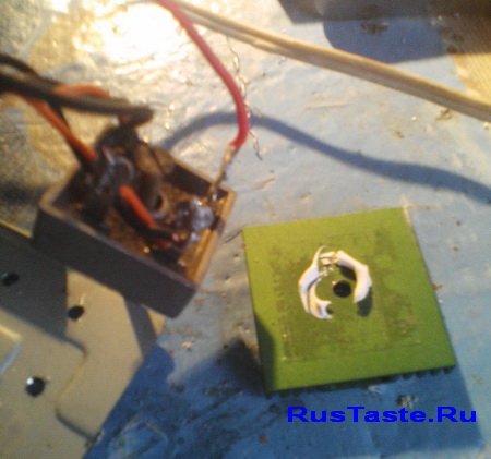 Диодный мост зарядки на радиаторе Диодный мост зарядки на радиаторе